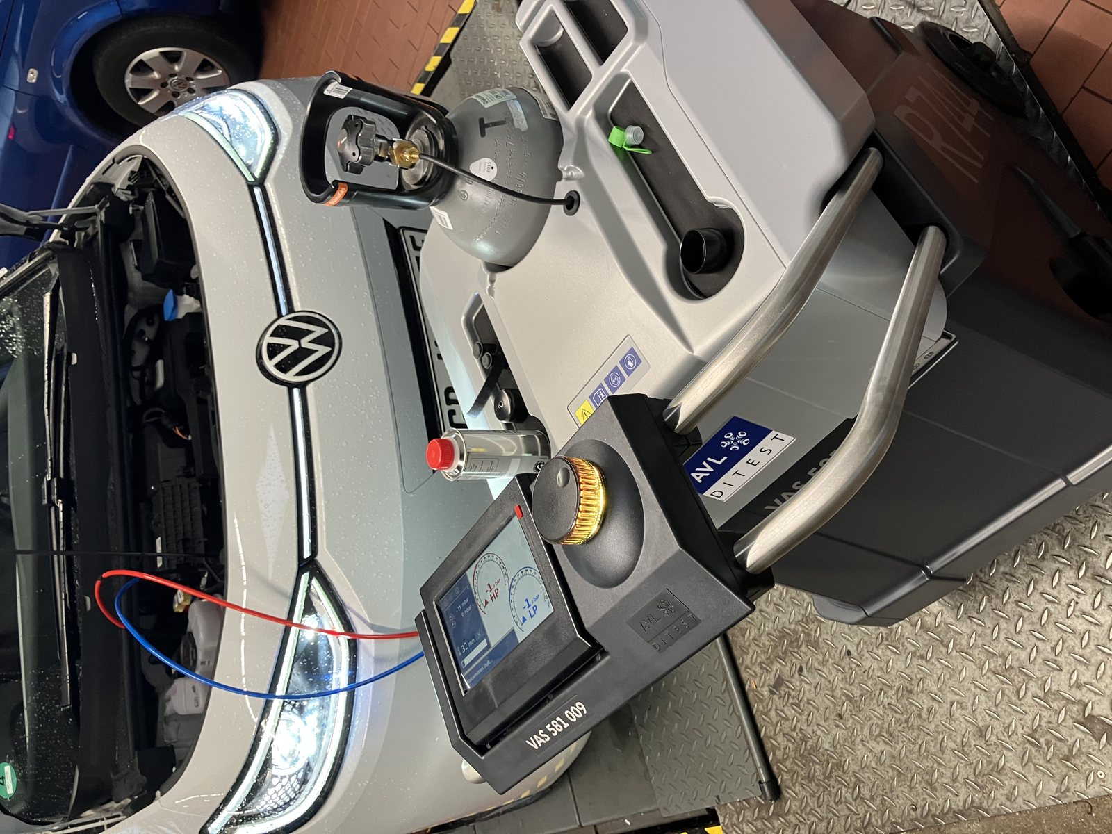 Klimaservice an einem elektrischen Volkswagen